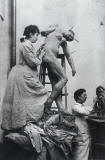 Camille-Claudel-trabajando-atelier-Virtud+Pomone-1888