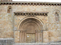 Colegiata de San Pedro de Cervatos fachada principal y portada