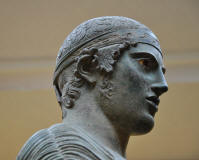 Auriga_de_Delfos-entero-474-adc-Museo_Arqueologico-de_Delfos