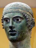 Auriga_de_Delfos-entero-474-adc-Museo_Arqueologico-de_Delfos
