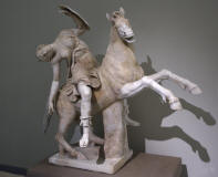 Amazona a caballo herida copia romana en el MAN de Nápoles