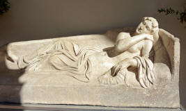 Arianna_dormiente-Coperchio-di-sarcofago-in-marmo-di-Luni-con-defunta-IIdC-Villa-Este