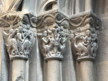 Capiteles-de-la-portada-sur-del-Monasterio-De-San-Pedro-el-Viejo-de-Huesca